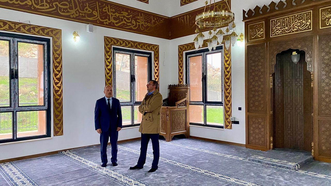 Kaymakam Özderin, TOKİ Camii’nde İncelemelerde Bulundu