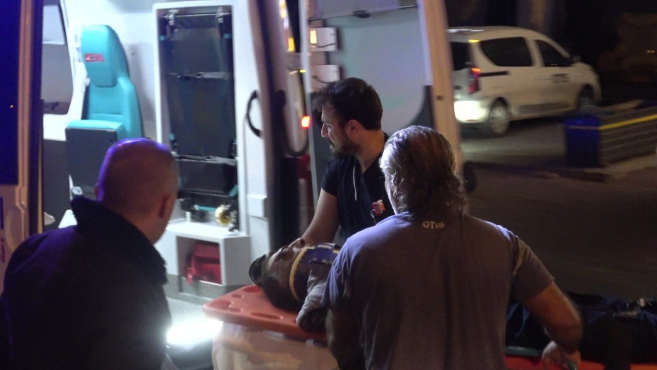 Antalya'da halk otobüsünün çarptığı yaya yaralandı