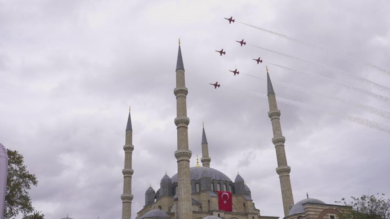 Türk Yıldızları Edirne'de nefes kesti