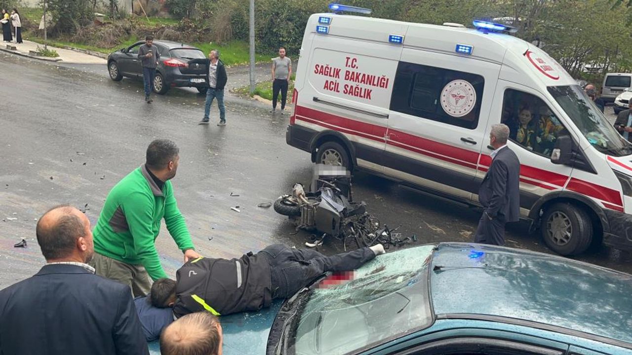 Kazada motosiklet otomobilin üzerine düştü: 1’i ağır 2 yaralı