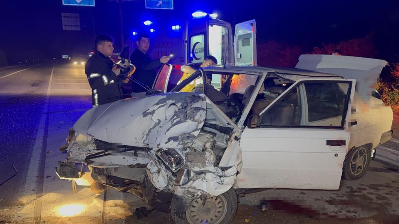 Araçta sıkışan yaralılar kurtarıldı