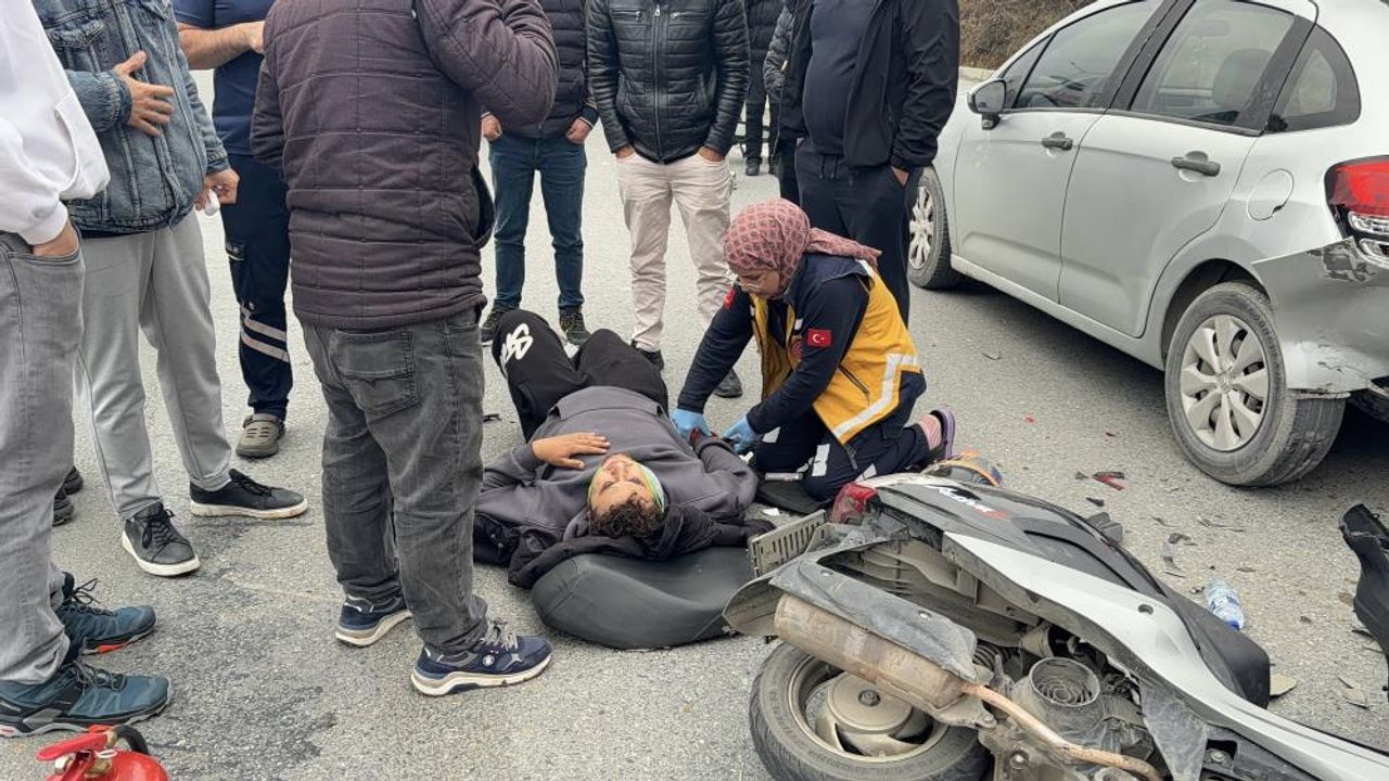 Başakşehir'de motosiklet üzerinde tartışırken önlerindeki otomobile çarptılar: 2 yaralı