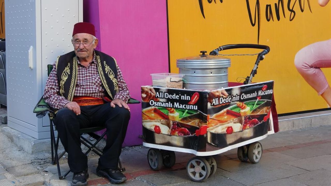 Isparta'da 11 yaşında başladığı mesleğinde 65 yıldır sokaklarda