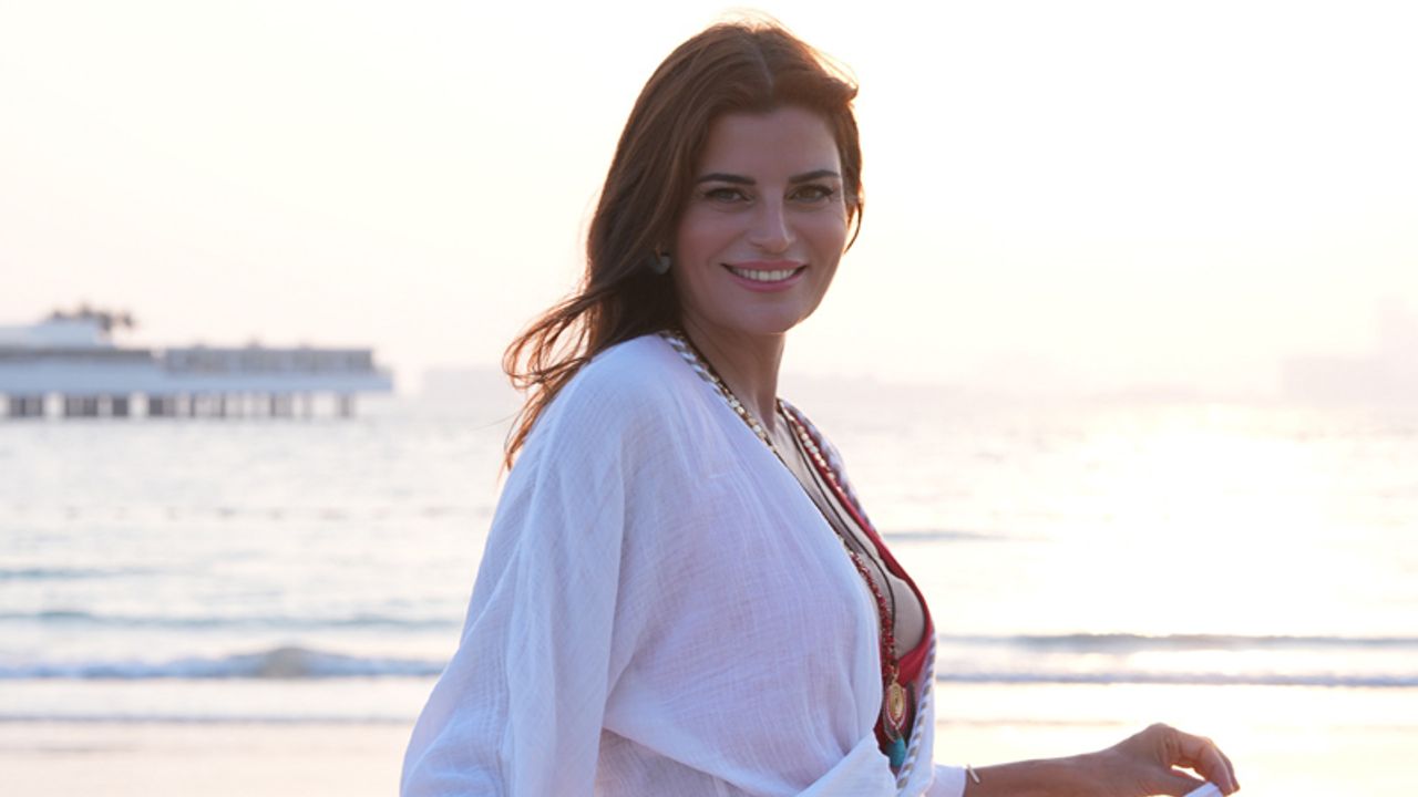 Ece Vahapoğlu, Dubai’de Dolunay Seremonisi ve Yoga Yaptırdı