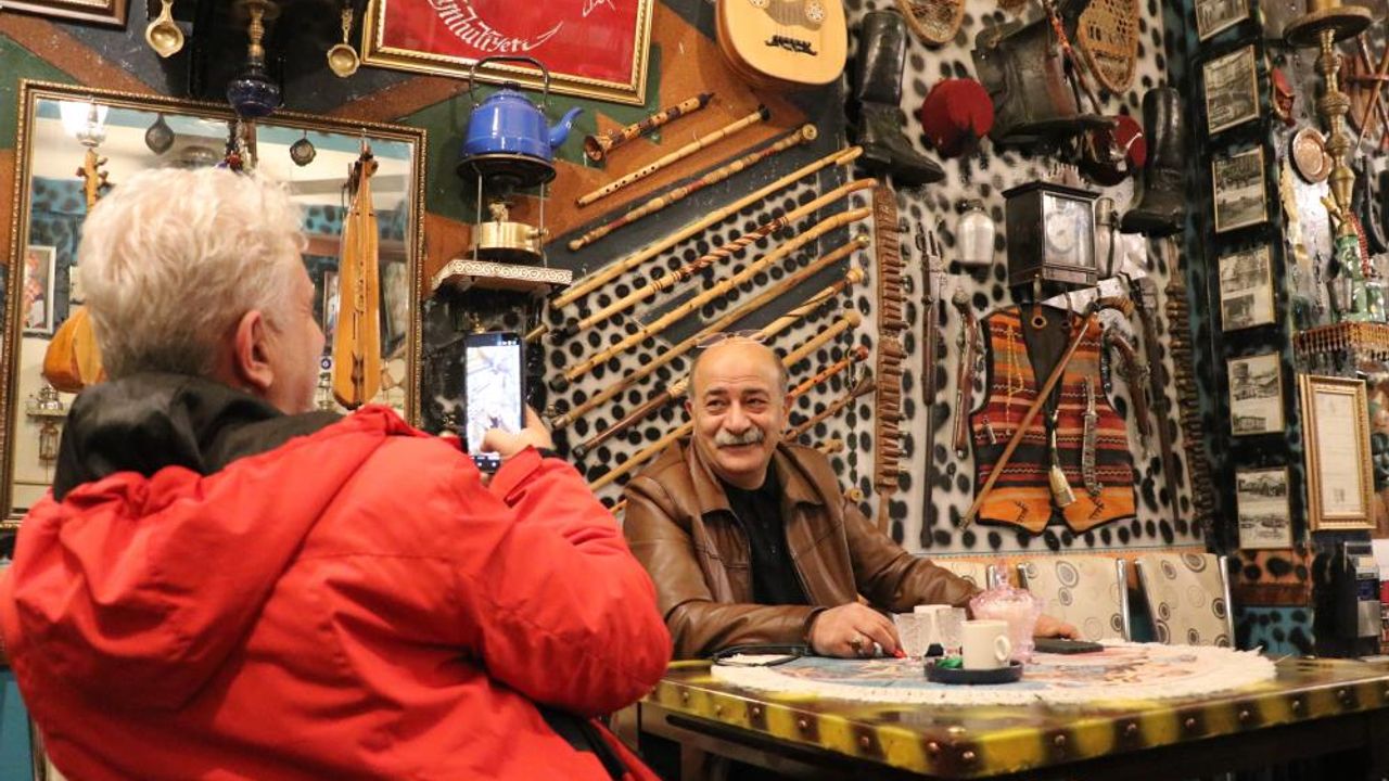 Hurdacıdan aldığı bir demlikle başladı, işletmesini antikalarla doldurdu