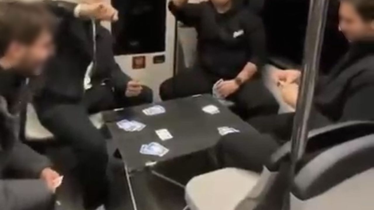 Bursa metrosunda şaşırtan görüntü: Gençler masa kurup oyun oynadı