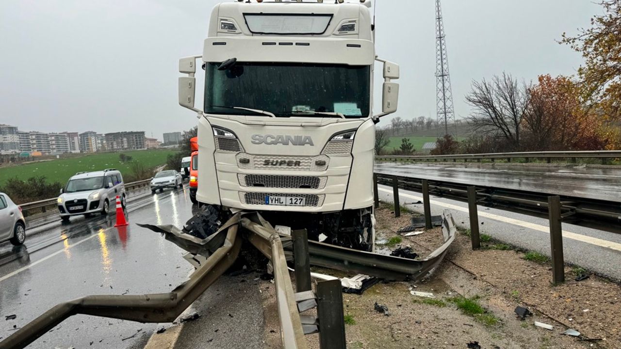 Tır bariyere saplandı