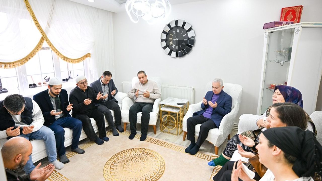 Vali Turan ve Kaymakam Yıldız Rümeysa Sanpur'un ailesine taziyede bulundu