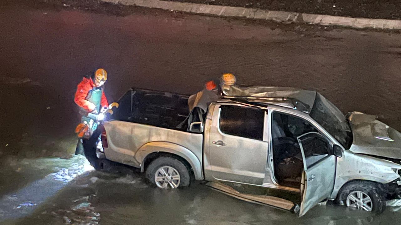 Ağrı'da Murat Nehri'ne uçan pikaptaki 5 kişi yaralı kurtarıldı