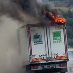 Bursa’da seyir halindeki kamyonet alevlere teslim oldu