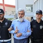 Alparslan Kuytul, kendinden habersiz hareket eden örgüt üyesinin sırtında sopa kırmış