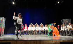 Tiyatro Topluluğu, Orta Oyunu ile Sahne Aldı