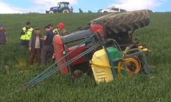 Tarlada ilaçlama yaparken devrilen traktörün altında kalan çiftçi hayatını kaybetti