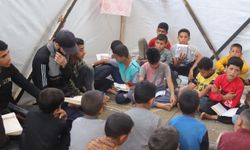 Filistinli çocuklar çadırda hafızlık dersi alıyor