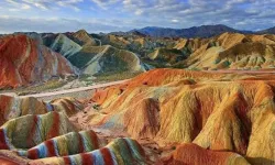 Renkleri ve Güzellikleriyle Dünyanın Dört Bir Yanından İlgi Çekici Tepeler