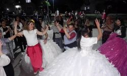 Genç kızlar gelinlik giyip 9/8 müziklerle Hıdırellez'i kutladı
