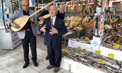 Karadeniz alası somon balığının fiyatı düştü, halk ozanları balıklar için mani okudu