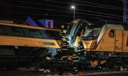 Çekya'da iki tren kafa kafaya çarpıştı: 4 ölü, 22 yaralı