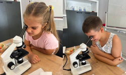 Bilim Atölyesi’nde Çocuklar Mikroskobik İnceleme Yaptı