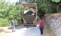 Yürüme engelli torunların konforlu ulaşımı için evinin yollarına beton döküldü