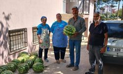 Muhtar tarlasında yetiştirdiği karpuzları huzurevi ve hastanede dağıttı