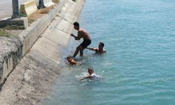 Adana'da gençler kanal kenarlarına bağladıkları iple hayata tutunuyorlar