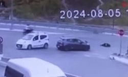 Yola atlayan araca motosiklet çarptı: Motosikletli metrelerce öteye savruldu, o anlar kamerada