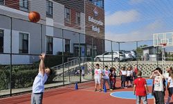 Öğrenciler Basketbolun Temel Becerilerini Öğreniyor