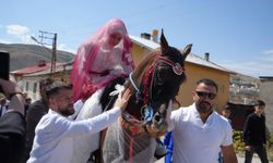 Bayburt'ta yapılan bir düğünde "Gelin ata binmiş ya nasip demiş" atasözü gerçek oldu