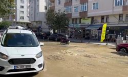 Asfalt yerinden söküldü, cadde sular altında kaldı