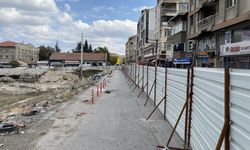 Çöktüğü için trafiğe kapatılan yol üzerindeki esnaf mağdur oldu