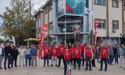 Üç kişinin işine son veren CHP'li Büyükkarıştıran Belediyesi işçileri eylem yaptı