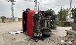 Freni boşalan kamyon duvara vurarak durabildi