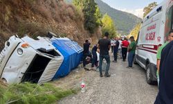 Antalya’da yoldan çıkan kamyonet devrildi: 1’i ağır 8 yaralı