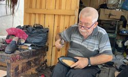 Depremzede esnaf, kendi yaptığı 3 metrekarelik kulübede mesleğini sürdürüyor