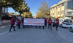 6 kişinin işine son verilen Büyükkarıştıran Belediyesi önünde eylem