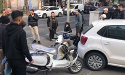 Otomobille çarpışarak fırlayan motosikletli yayanın üzerine düştü: 2 yaralı