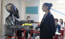 Türkiye'nin ilk insansı yapay zekalı robotu Ada, öğretmenliğe başladı