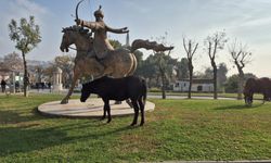 Tekirdağ'da atlı heykeli mesken tutan başıboş atlar ilgi odağı oldu