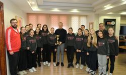 Kız Voleybol Takımından Başkan Bulut’a Ziyaret