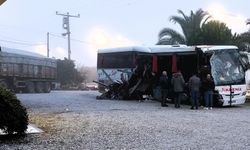 Denizli'de feci kaza... Yolcu otobüsü akaryakıt istasyonundan çıkan tıra çarptı: 1 ölü, 20 yaralı