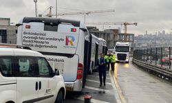 Metrobüs yolunda korkutan kaza: Yolcu metrobüsten yola düştü