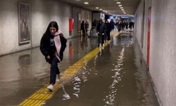 Fatih'te Metro'nun yaya alt geçidini su bastı: Vatandaş su içinde yürümek zorunda kaldı