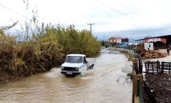 Antalya'da sağanak yağmur yollarda ve tarım arazilerinde su baskınlarına sebep oldu