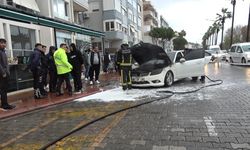 Alanya'da park halindeki lüks otomobil yandı