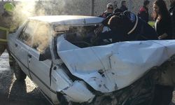 Balıkesir'de hız yapan otomobil kamyona arkadan çarptı: 1 yaralı