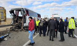 Yolcu otobüsü kamyona arkadan çarptı: 3 ölü, 33 yaralı