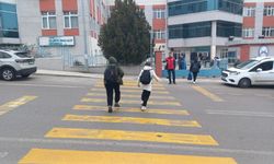 Edirne'de "okul polisi" öğrencilere güven verirken yayalara yol vermeyen araçları da tespit etti