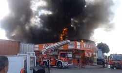 İzmir'de lastikçi dükkanında yangın