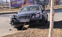 Erzurum’da iki araç kafa kafaya çarpıştı